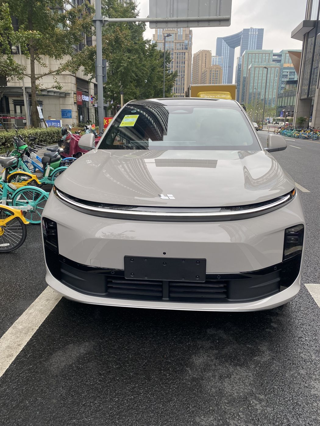 ng集团旗下 MEGA 高压纯电 MPV
